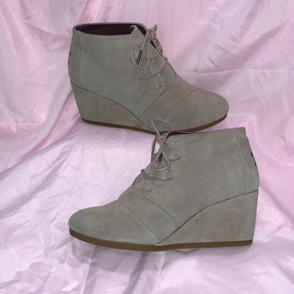 TOMS SIZE 8 GORGEOUS TAN WEDGES